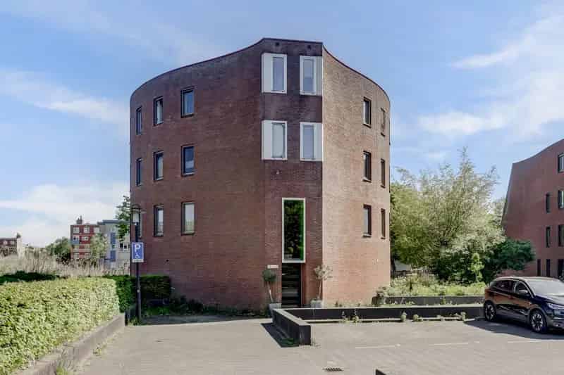 Amsterdam Nieuw-West: 3-kamerappartement begane grond met balkon aan het water