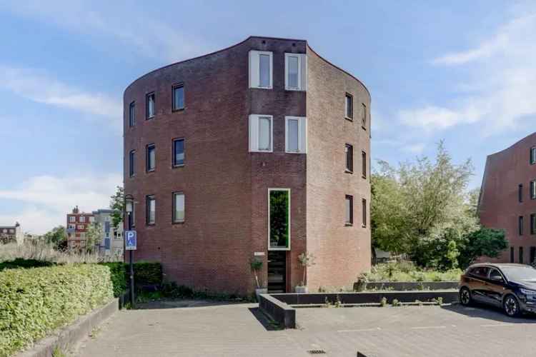 Amsterdam Nieuw-West: 3-kamerappartement begane grond met balkon aan het water