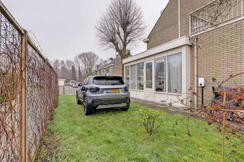 Huis te koop Rotterdam: Ruime 6-7 kamer hoekwoning met tuin en parkeren