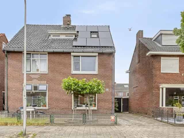 Ruime 2-onder-1-kapwoning met privacyrijke tuin en garage te koop