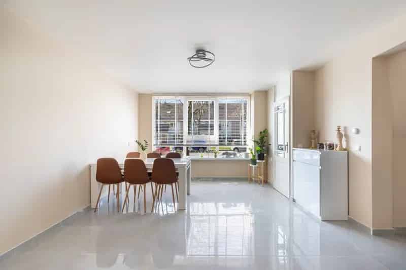 Tussenwoning Hoofddorp 4 slaapkamers moderne keuken 10 zonnepanelen energielabel A