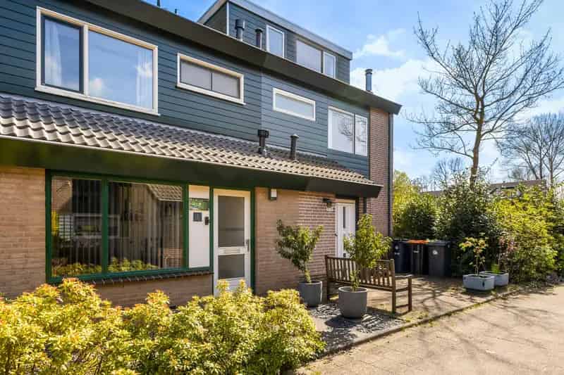 4 Slaapkamers Gezinswoning Rustige Wijk Carport Tuin