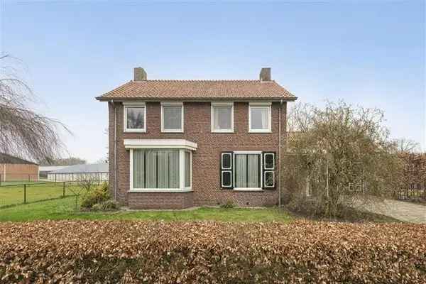 Ruim Landhuis met Paardenboxen Nabij Groene Omgeving