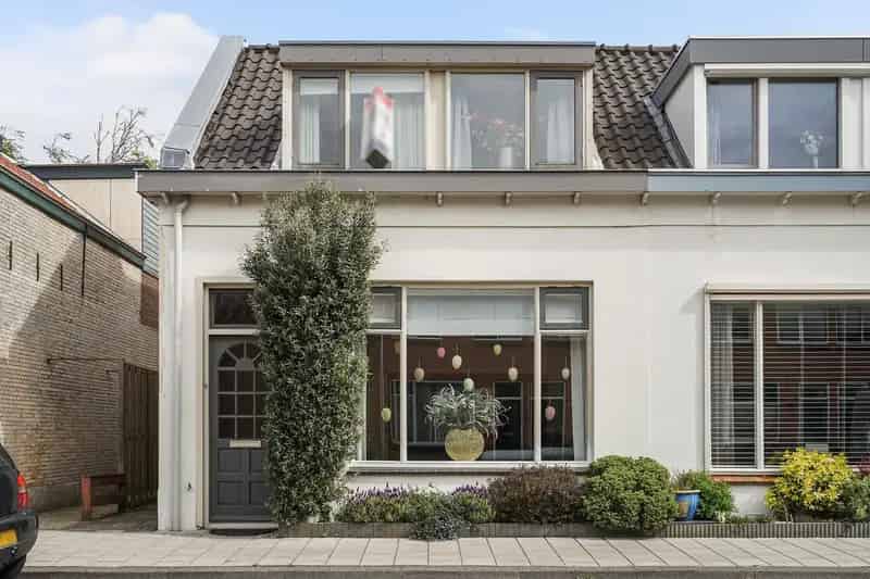 Ruime Hoekwoning te 's-Gravenzande met Dakterras en Patio