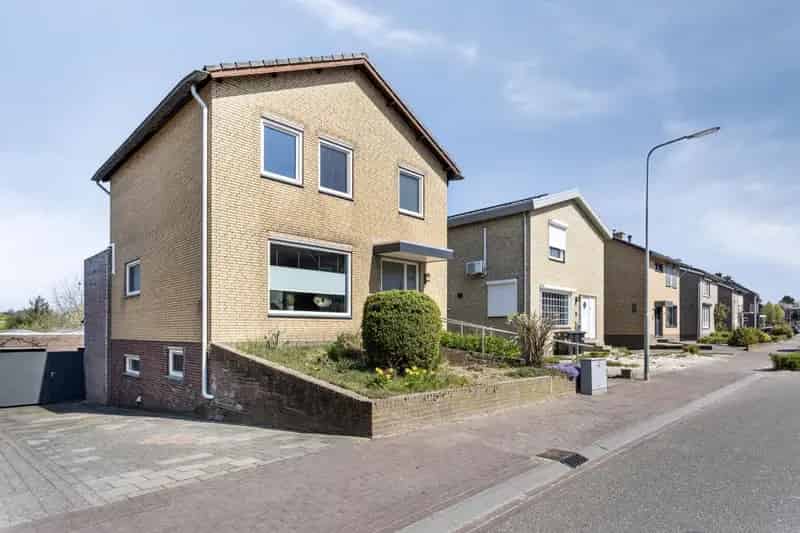 Geheel Gemoderniseerde Vrijstaande Woning Ruim Perceel 3 Garages