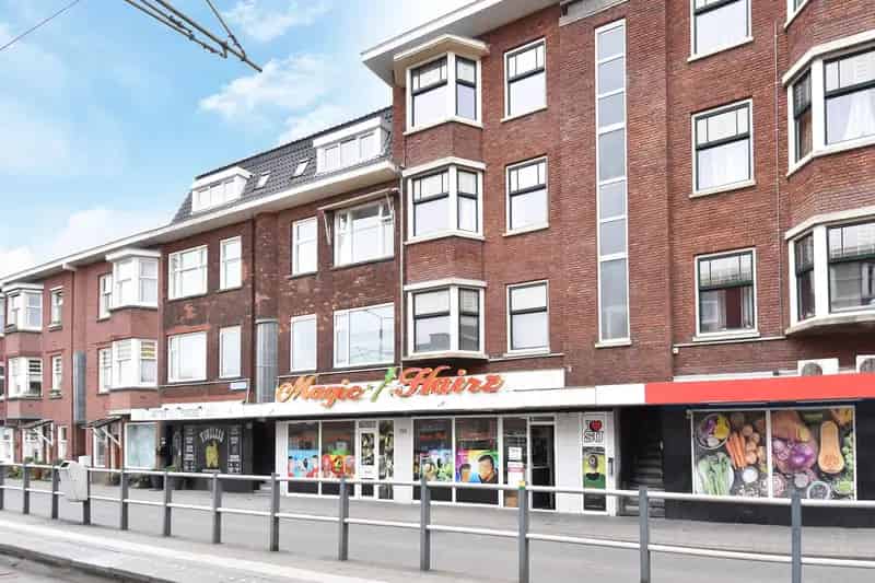 Appartement te koop Den Haag Laakkwartier: Ruim 4-kamer appartement te moderniseren