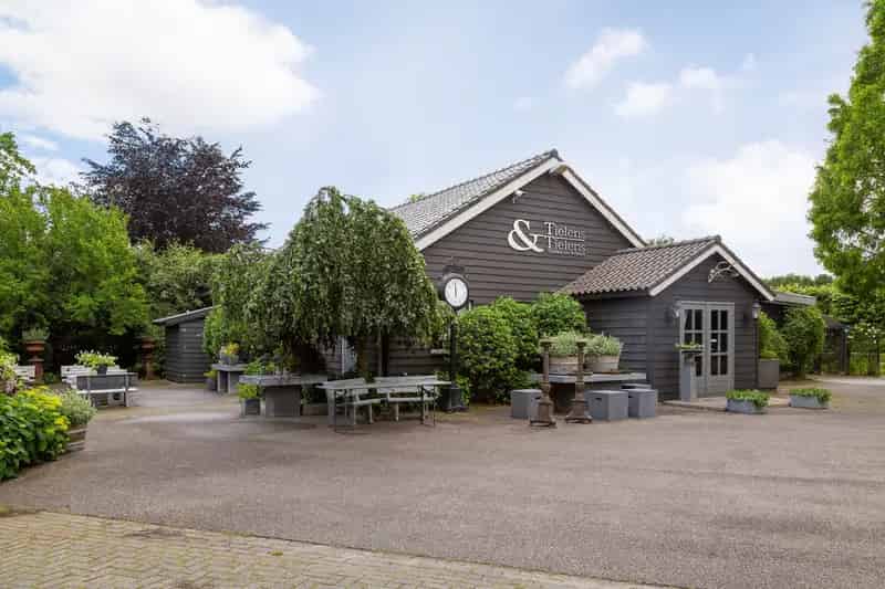 Boerderij met Tuin en Bedrijfsruimte te Hoeven