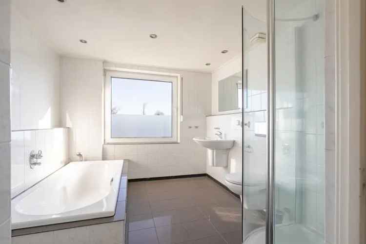 Ruime Halfvrijstaande Woning Brunssum