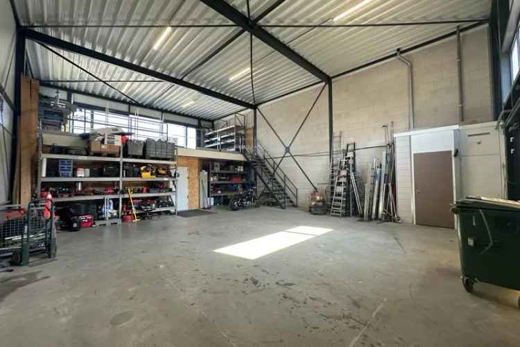 Bedrijfshal Halsteren te huur: 230m2,  8 parkeerplaatsen