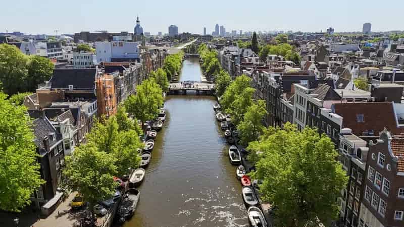 Amsterdam Centrum: Ruime Bovenwoning met Dakterras