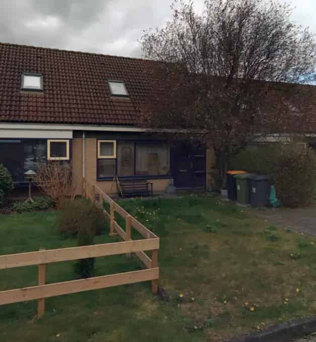Woning met slaapkamer en badkamer beneden