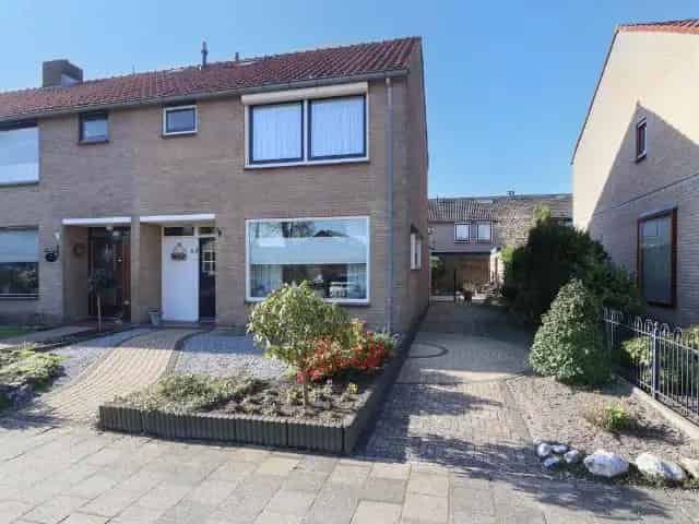Ruime woning te koop in Spakenburg met uitbouw en zonnige tuin