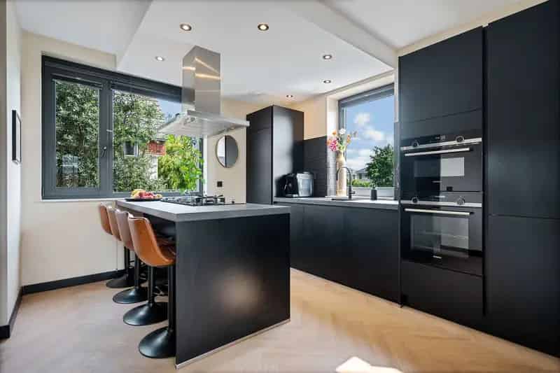 Huis te koop Den Haag: moderne hoekwoning aan het water