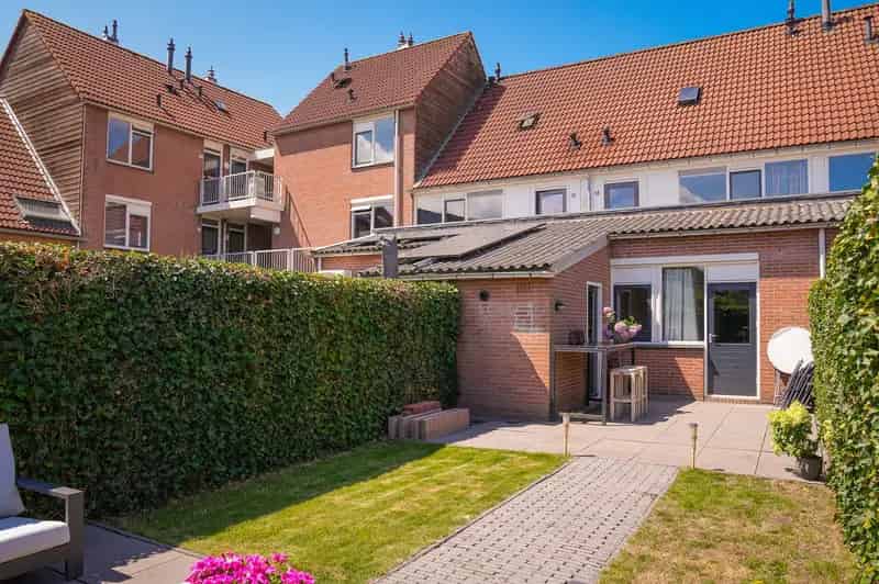 Appartement te koop Huizen: Instapklare benedenwoning met tuin