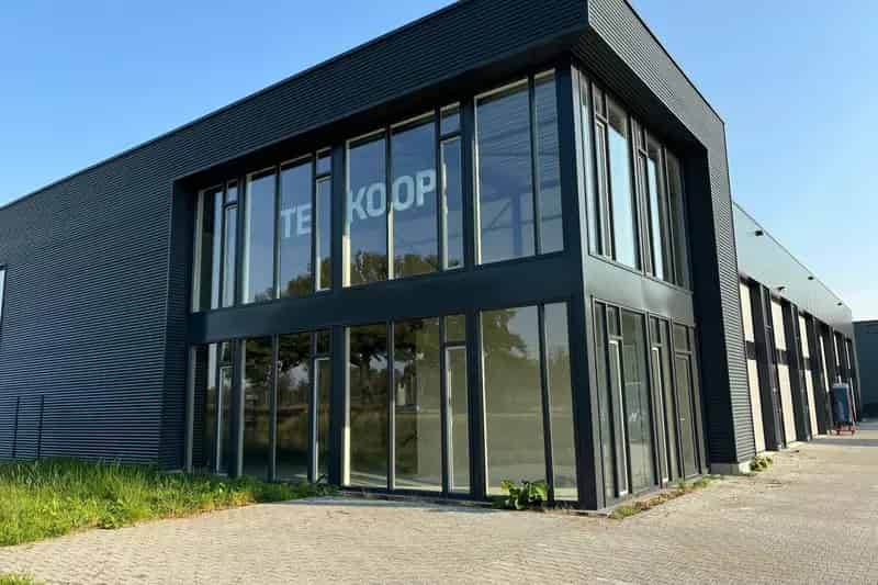 Bedrijfshal Nijverdal te koop: Moderne Kantoorunit met Bedrijfsruimte