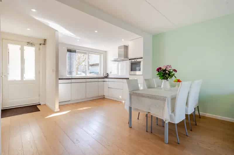 Almere Middenwoning: Rustig Wonen met Alle Comfort