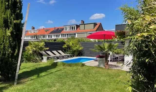 Huis te koop Uithoorn: Luxe hoekhuis met tuin en zwembad
