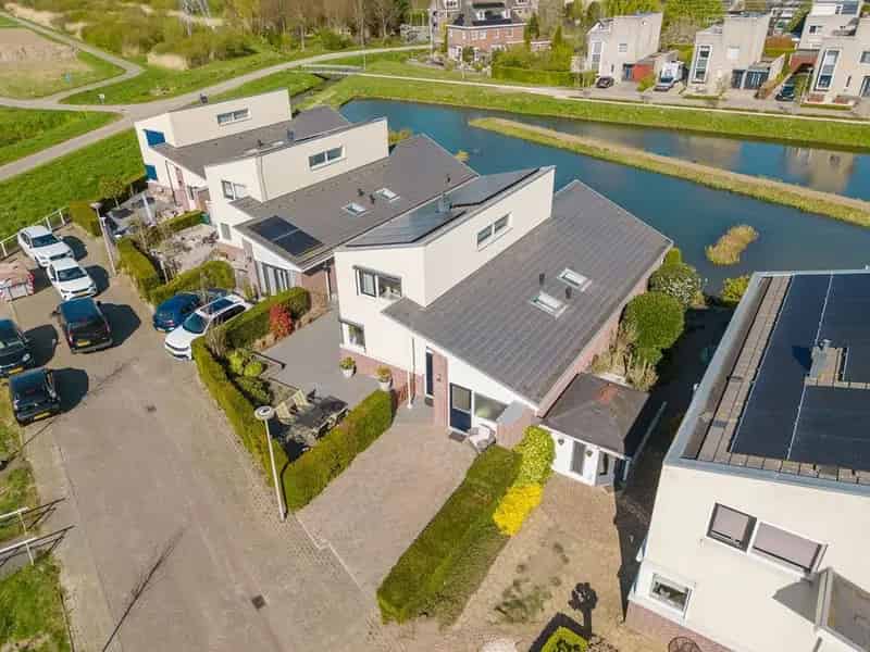 Watervilla Maaswijk 3 slaapkamers 2 badkamers tuin aan het water