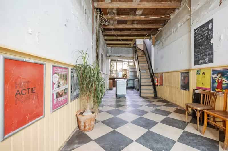 Amsterdam Centrum: Winkel en Woning te Koop aan Utrechtsestraat