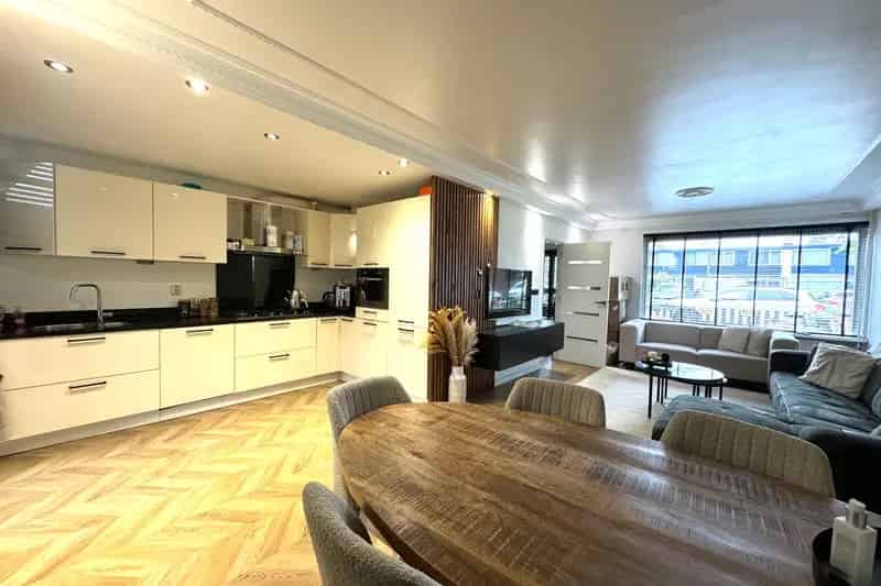Huis te koop Zaandam: 4 slaapkamers, praktijkruimte, toplocatie