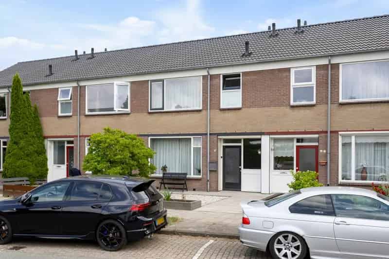 Huis te koop Elst 4 slaapkamers moderne keuken vrijstaande garage