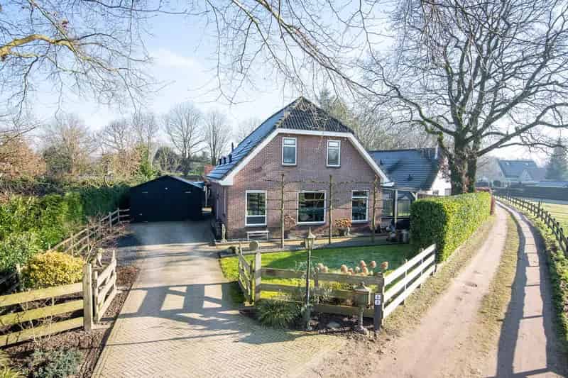 Vrijstaande woning nabij Putten met grote tuin en bijgebouwen