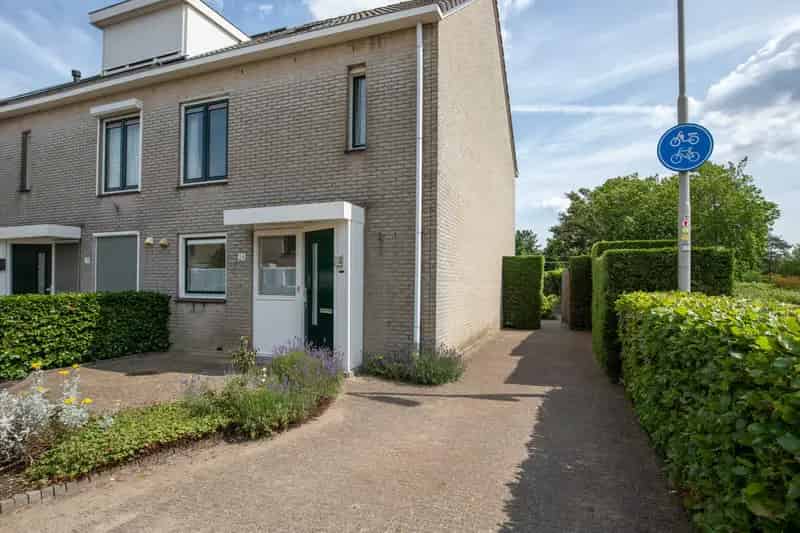 Hoekwoning 3 slaapkamers Aalsmeer Ruime tuin Eigen oprit