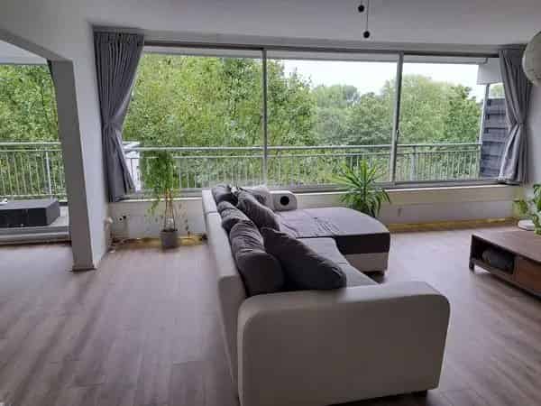 Gemeubileerd 4-kamerappartement met balkon en groen uitzicht