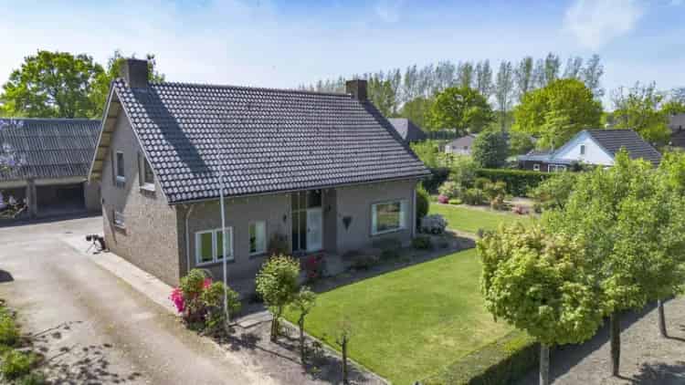 Vrijstaande woning met bijgebouwen en ruim perceel