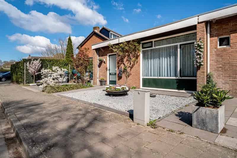 Hoekbungalow Velp: gerenoveerd, moderne keuken, zonnepanelen