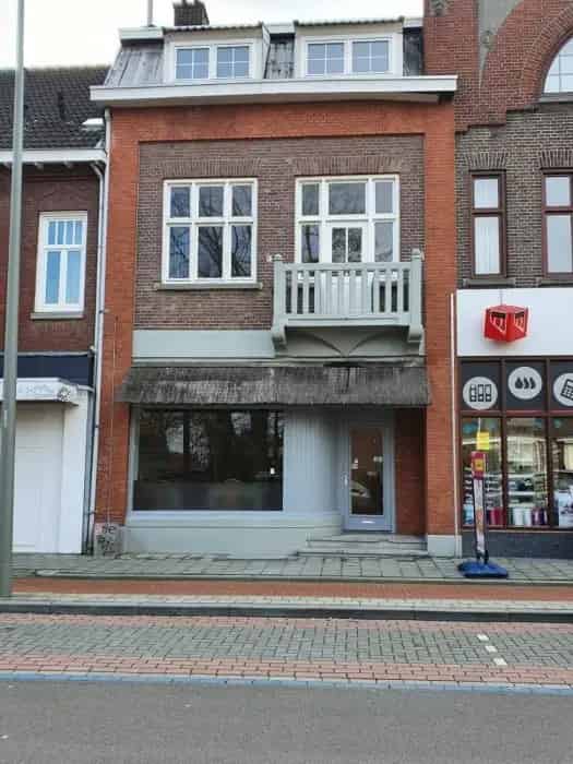 Bedrijfspand met Bovenwoning te Koop