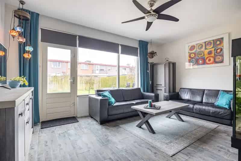 Hoekwoning Rotterdam Frambozentuin: Slaapkamer en badkamer beneden, zonnige tuin