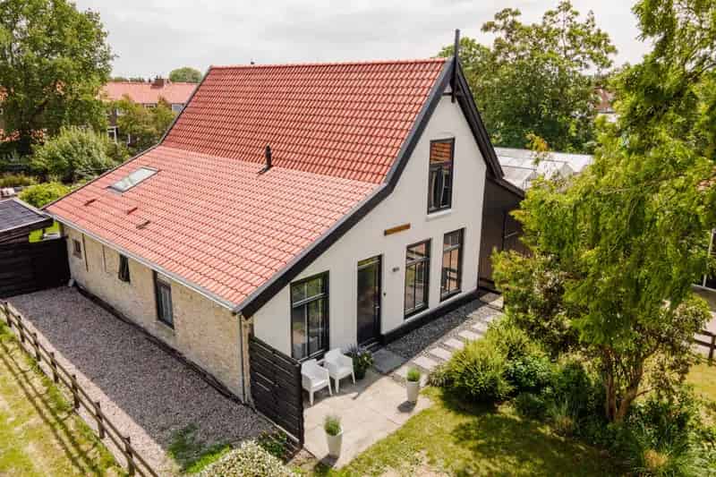 Vrijstaande woonboerderij Makkum 5 slaapkamers grote tuin en kas