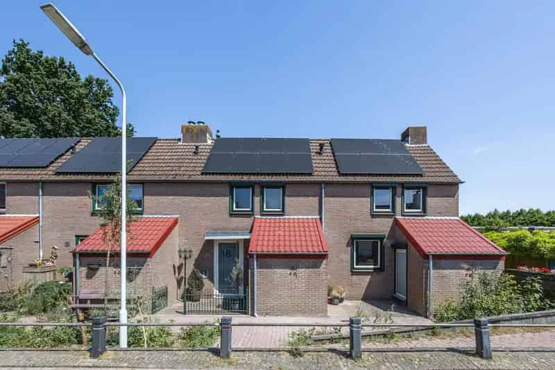 Halfvrijstaande woning Hoek 4 slaapkamers grote tuin garage 14 zonnepanelen