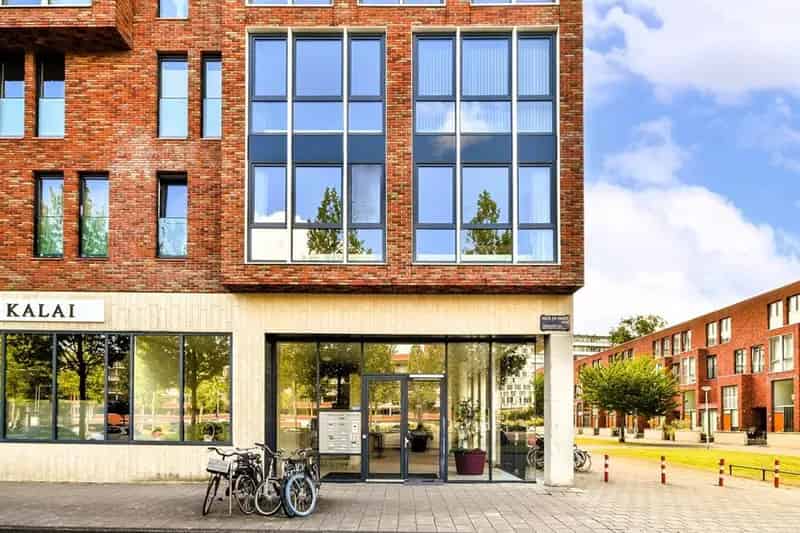 Amsterdam Sloterplas: Licht 3-kamerappartement met balkon en parkeerplaats