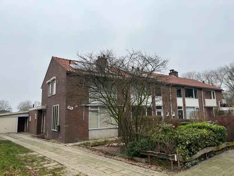 Uitgebouwde Hoekwoning met Garage Nabij de Dijk