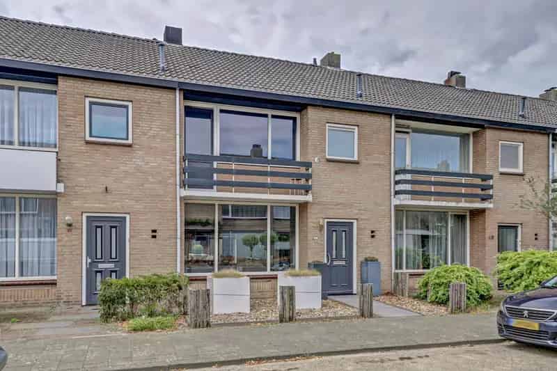 Ruime Tussenwoning 4 Slaapkamers Nabij Scholen en Winkels