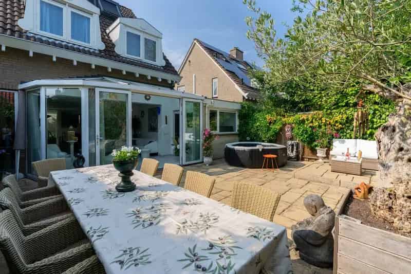 Ruime 2-onder-1-kapwoning Oegstgeest met Wellnessbadkamer