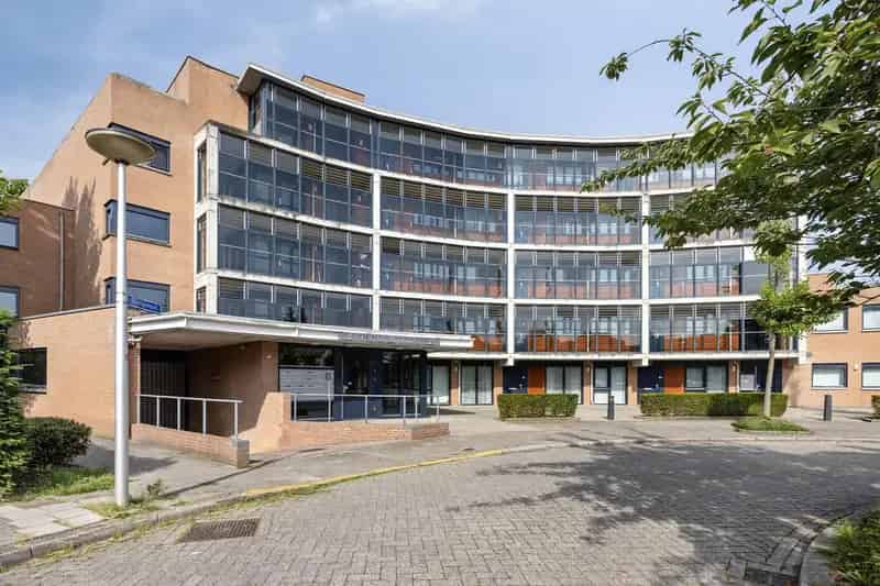 Ruim appartement met privé garage nabij winkels en openbaar vervoer