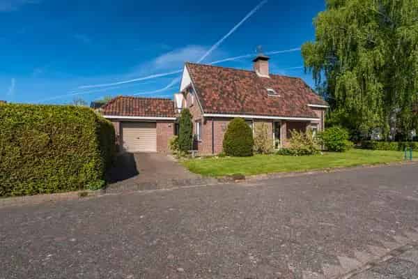 Semi-bungalow te koop: Ruime woning met garage en tuin