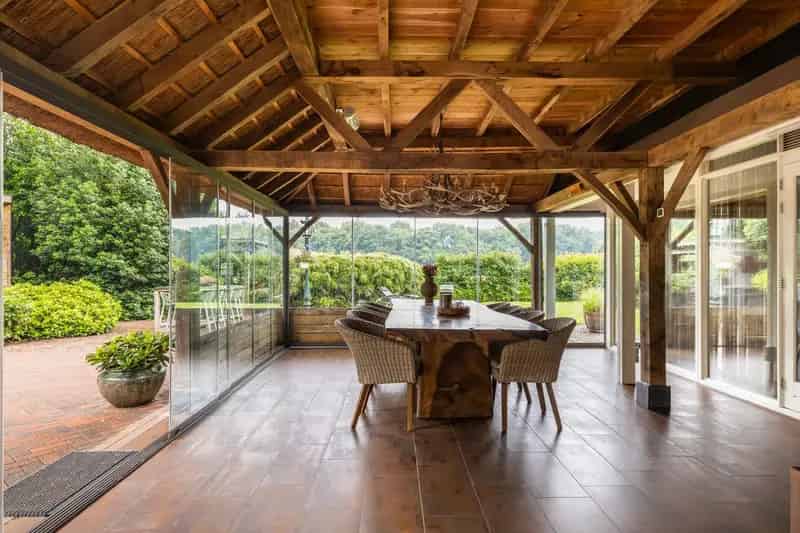 Luxe Rietgedekte Villa met Paardenfaciliteiten te Lunteren