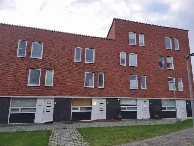 Gezinswoning 4 slaapkamers Zonnige tuin Nabij winkels en Britse school