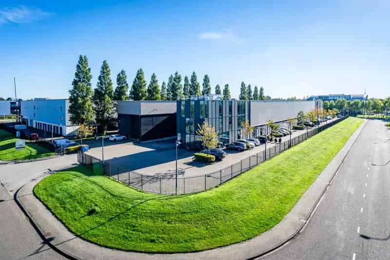 Bedrijfshal te Huur Lijnden 1829m² 3 Loading Docks
