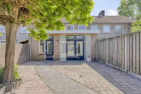 Ruime Tussenwoning Kindvriendelijke Locatie 3 Slaapkamers