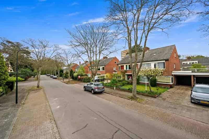 Rijswijk: Ruime 5 Slaapkamer 2-onder-1-kapwoning 185m2