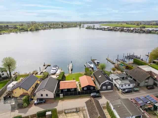 Chalet te koop aan het water met bootligging