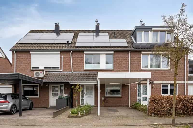 Tussenwoning Best: Ruime woning met carport en zonnepanelen