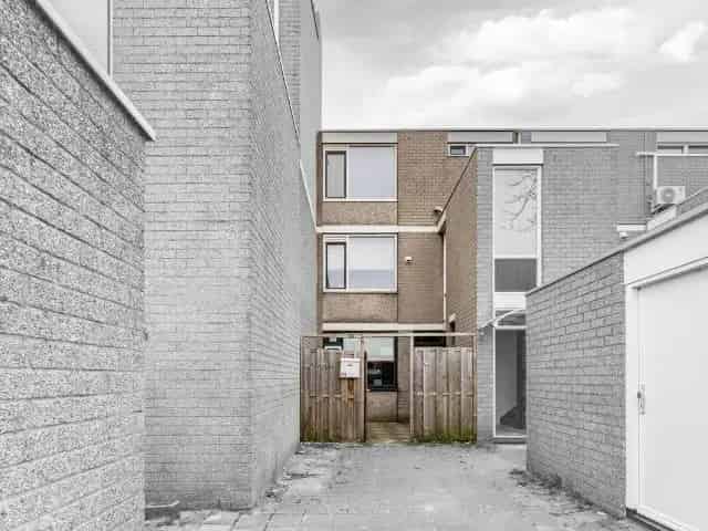 Benedenwoning Hoogvliet: 2 slaapkamers, tuin, nabij winkels en openbaar vervoer