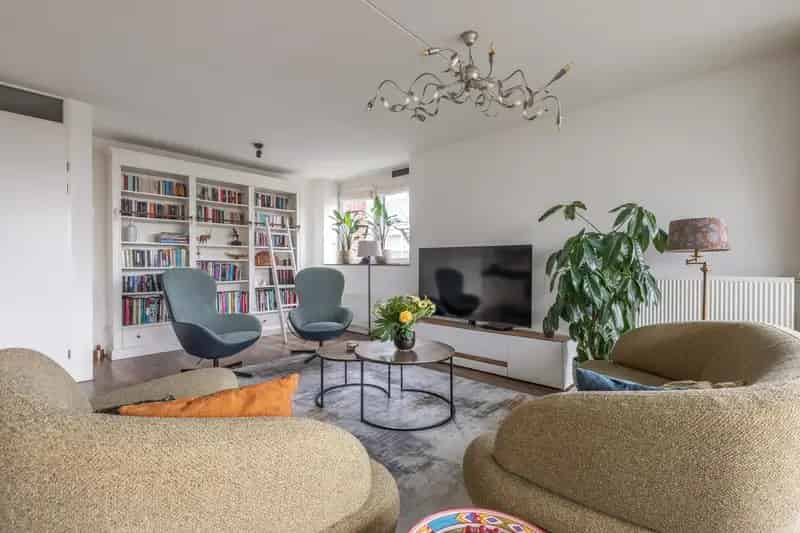 Amsterdam Osdorp: Ruim 3-kamer Hoekappartement 111m2 met Parkeerplaats