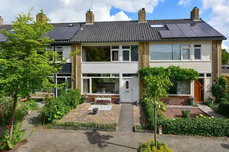 Huis te koop Breukelen: Ruime gezinswoning in groen hofje
